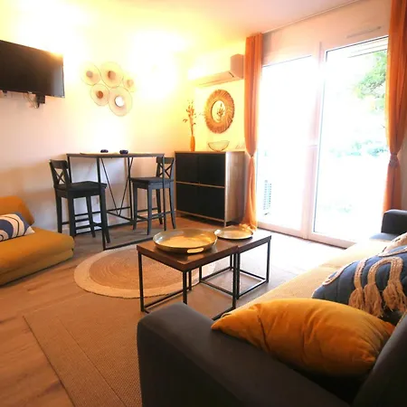 Grande Piscine Dans Hoteliere, Proche Lecci