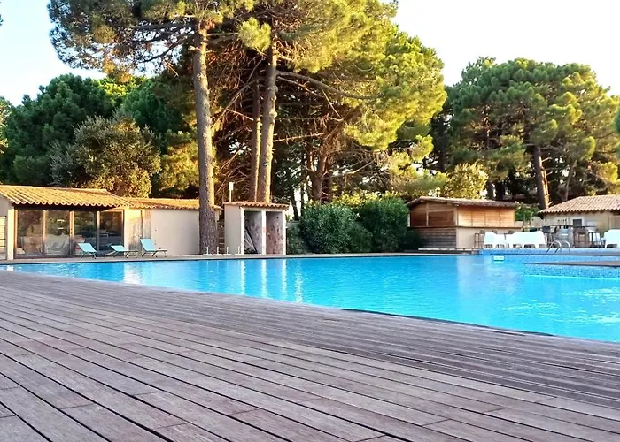 Grande Piscine Dans Résidence Hôtelière, Proche